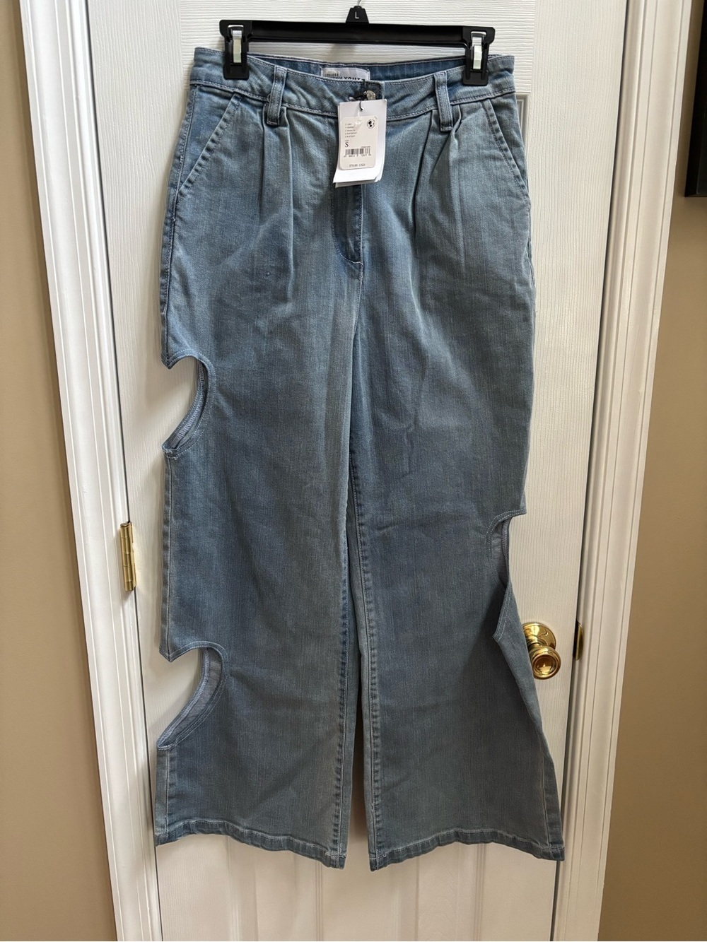 Free People Woman’s Native Youth heart cut out detail jeans, Size Small, NWT - Picture 3 of 9